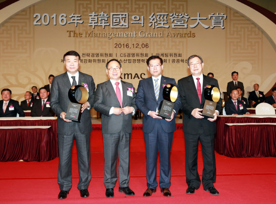 한글과컴퓨터가 6일 서울 홍은동 그랜드힐튼호텔에서 열린 '2016 한국의경영대상' 시상식에서 기술경영 부문 종합대상을 수상했다고 6일 밝혔다. 김상철 한컴그룹 회장은 &quot;한컴그룹이 보유한 여러 분야의 SW기술력을 융합해 새로운 시너지를 창출하고, 국내 다양한 기업들과도 협력하는 SW생태계를 조성해 나가고 있다&quot;며 &quot;한컴은 글로벌 시장 진출에 있어서도 단일 기업이 아닌, SW생태계 조성을 통해 시장을 확보해 나갈 것&quot;이라고 밝혔다. 김상철 한컴그룹 회장(왼쪽)과 수상업체 관계자들이 기념촬영하고 있다. 한컴 제공